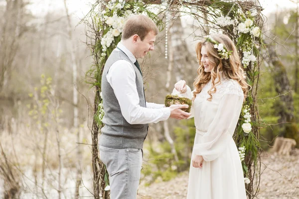 Hochzeit im Frühling im Park mit Dekor — Stockfoto