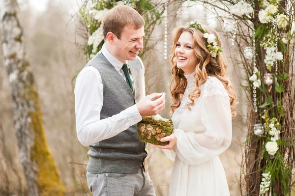 Mariage au printemps dans le parc avec un décor — Photo