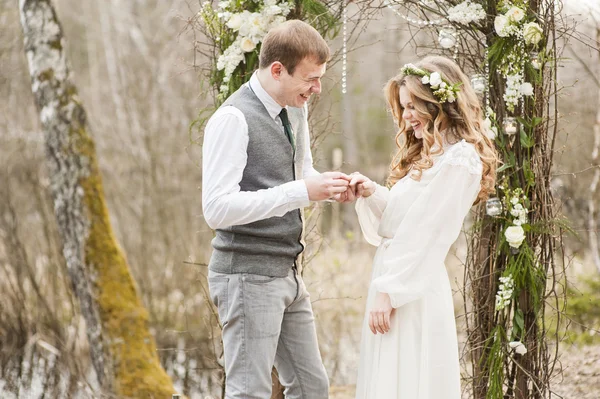 Matrimonio nella primavera in parco con un arredamento — Foto Stock