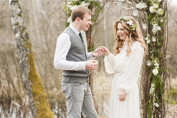 Matrimonio nella primavera in parco con un arredamento — Foto Stock