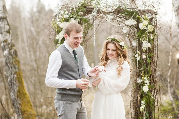 La boda en primavera en el parque con la decoración —  Fotos de Stock