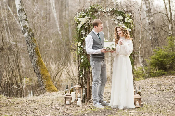 Bruiloft in het voorjaar in park met een decor — Stockfoto