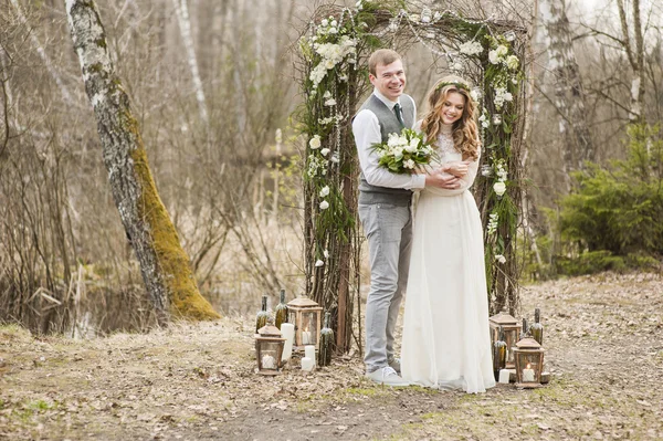 Matrimonio nella primavera in parco con un arredamento — Foto Stock