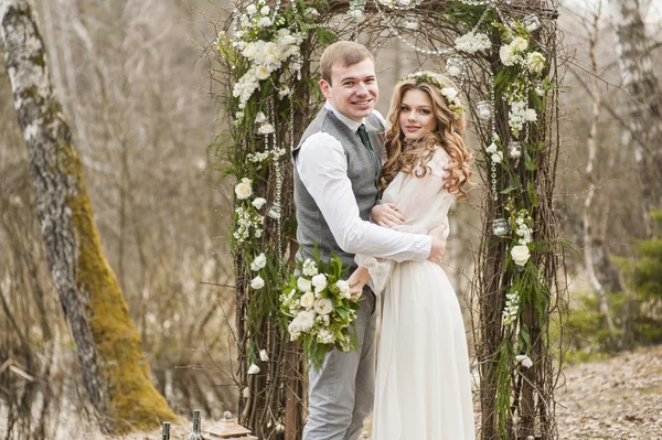 Matrimonio nella primavera in parco con un arredamento — Foto Stock