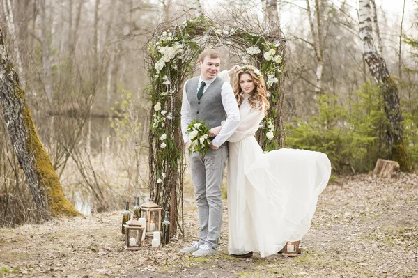 Matrimonio nella primavera in parco con un arredamento — Foto Stock