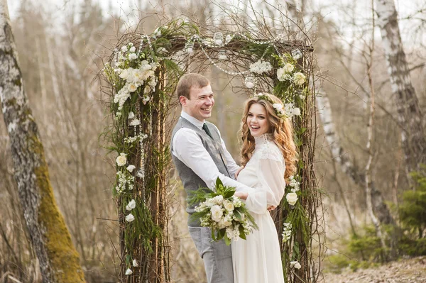 Hochzeit im Frühling im Park mit Dekor — Stockfoto