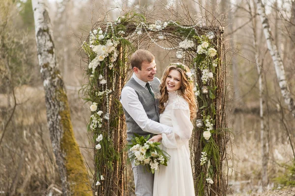 La boda en primavera en el parque con la decoración —  Fotos de Stock