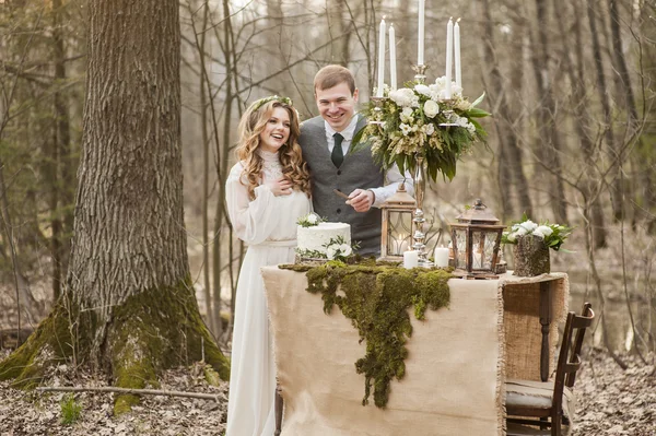 Casamento na primavera no parque com uma decoração — Fotografia de Stock