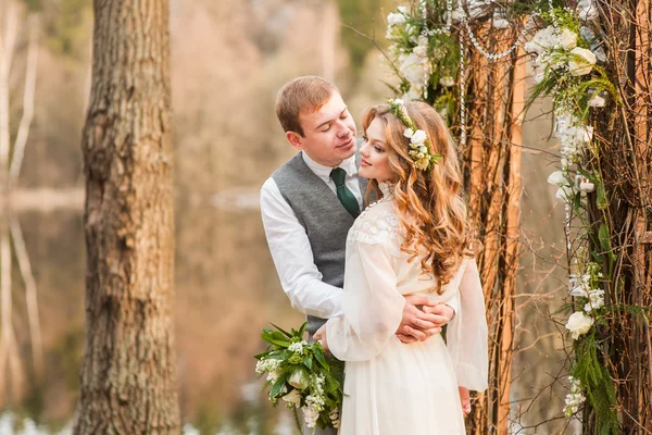 Casamento na primavera no parque com uma decoração — Fotografia de Stock