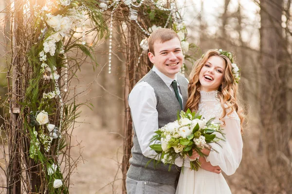 Mariage au printemps dans le parc avec un décor — Photo