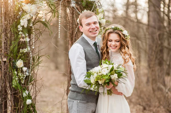 Hochzeit im Frühling im Park mit Dekor — Stockfoto