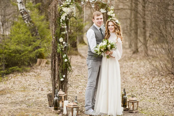 Hochzeit im Frühling im Park mit Dekor — Stockfoto