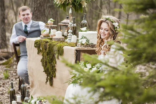 Hochzeit im Frühling im Park mit Dekor — Stockfoto
