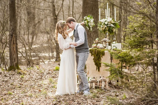 La boda en primavera en el parque con la decoración —  Fotos de Stock