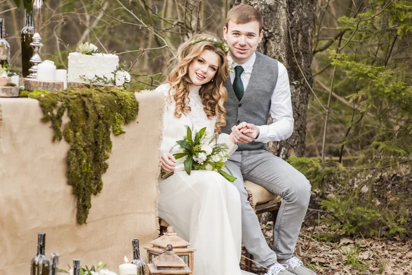 Matrimonio nella primavera in parco con un arredamento — Foto Stock