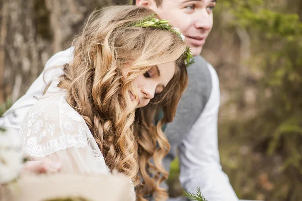 Bruiloft in het voorjaar in park met een decor — Stockfoto