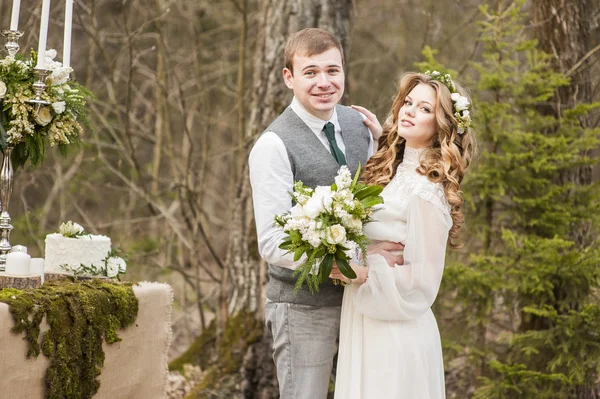 Matrimonio nella primavera in parco con un arredamento — Foto Stock