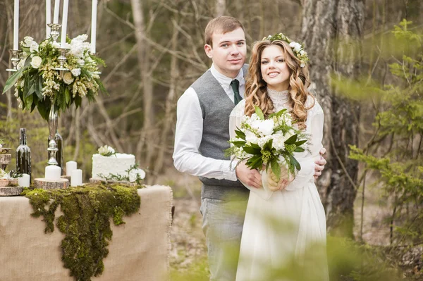 春の装飾が施された公園で結婚式 — ストック写真