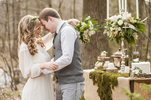 Svatba na jaře v parku s dekorem — Stock fotografie
