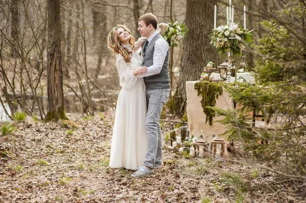 Casamento na primavera no parque com uma decoração — Fotografia de Stock