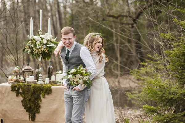 Casamento na primavera no parque com uma decoração — Fotografia de Stock