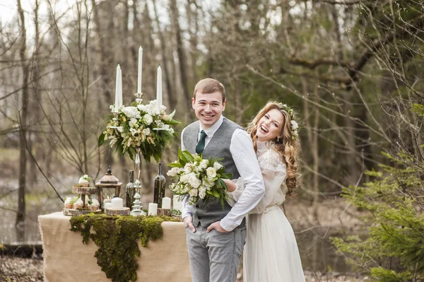 Ślub na wiosnę w parku w stylu — Zdjęcie stockowe