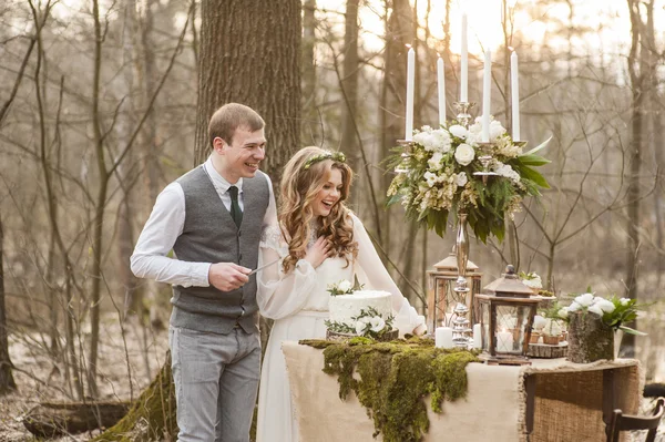 Bruiloft in het voorjaar in park met een decor — Stockfoto