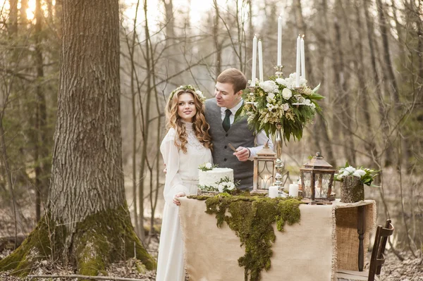 Matrimonio nella primavera in parco con un arredamento — Foto Stock