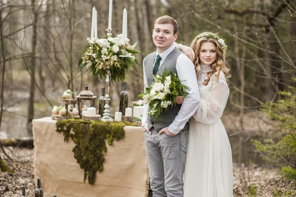 Casamento na primavera no parque com uma decoração — Fotografia de Stock