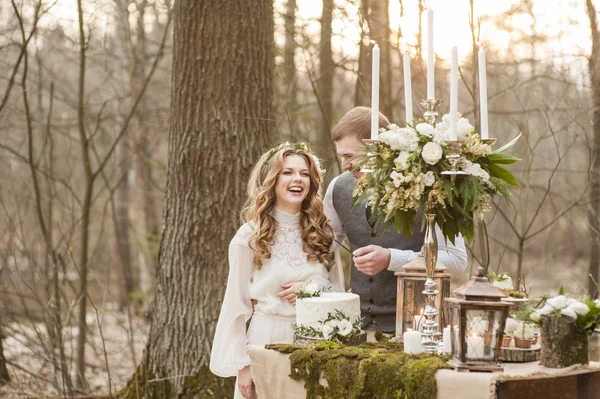 Hochzeit im Frühling im Park mit Dekor — Stockfoto