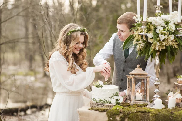 春の装飾が施された公園で結婚式 — ストック写真