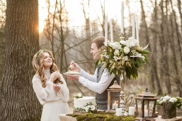 Casamento na primavera no parque com uma decoração — Fotografia de Stock