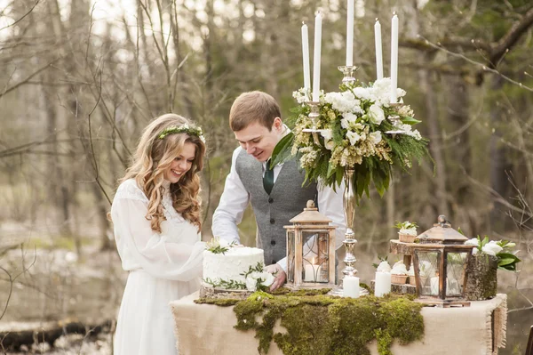 Matrimonio nella primavera in parco con un arredamento — Foto Stock