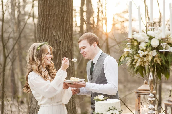 春の装飾が施された公園で結婚式 — ストック写真