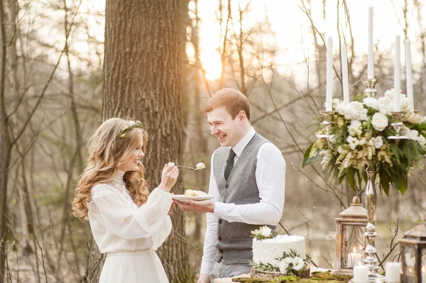 Matrimonio nella primavera in parco con un arredamento — Foto Stock
