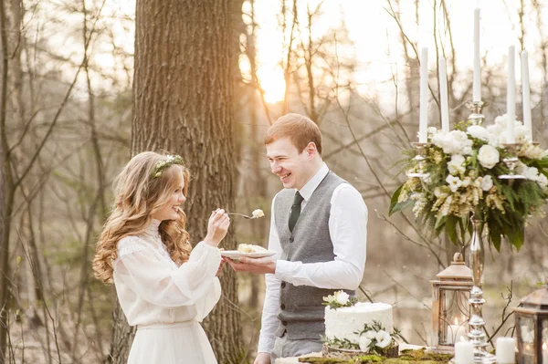 春の装飾が施された公園で結婚式 — ストック写真