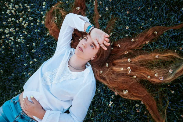 Capelli Lunghi Capelli Erbosi Bionda Fiori Trifoglio Fiori Nei Capelli — Foto Stock