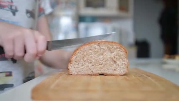 Het Kind Snijdt Het Brood — Stockvideo