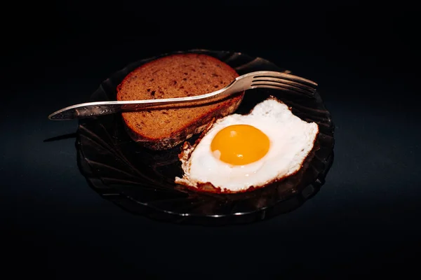 Жареное Яйцо Темном Фоне — стоковое фото