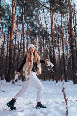 Kışın ormanda bir kız