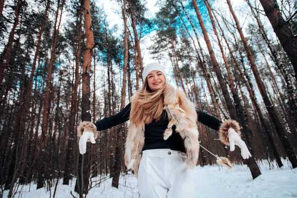 Lány Télen Erdőben — Stock Fotó