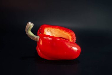 Siyah arka planda kırmızı, tatlı biber