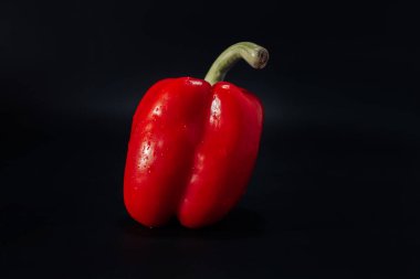 Siyah arka planda kırmızı, tatlı biber
