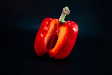Siyah arka planda kırmızı, tatlı biber