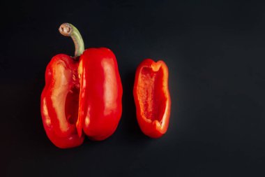 Siyah arka planda kırmızı, tatlı biber