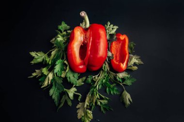 Siyah arka planda kırmızı, tatlı biber ve maydanoz.