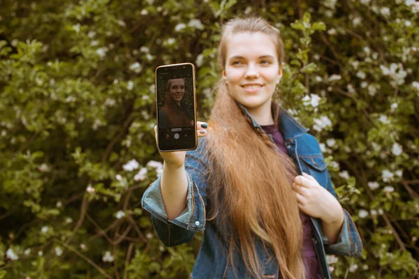 Een Meisje Neemt Een Selfie Haar Telefoon — Stockfoto