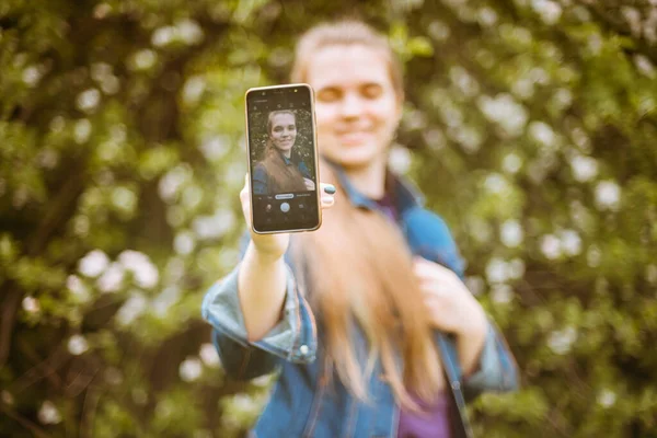 Een Meisje Neemt Een Selfie Haar Telefoon — Stockfoto