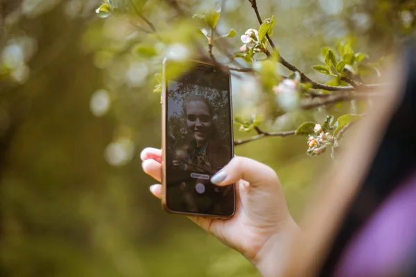 Een Meisje Neemt Een Selfie Haar Telefoon — Stockfoto