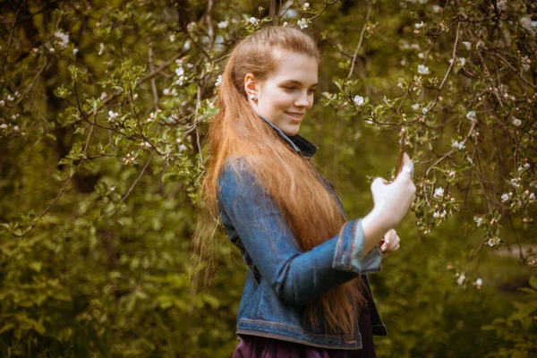 Girl Takes Selfie Her Phone — Stock Photo, Image